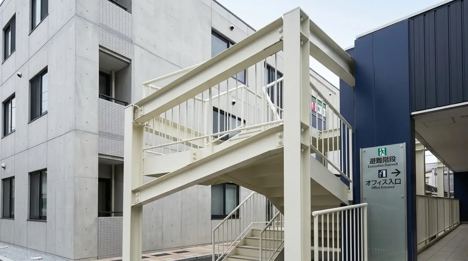 ビル 外部鉄骨階段と手すり施工